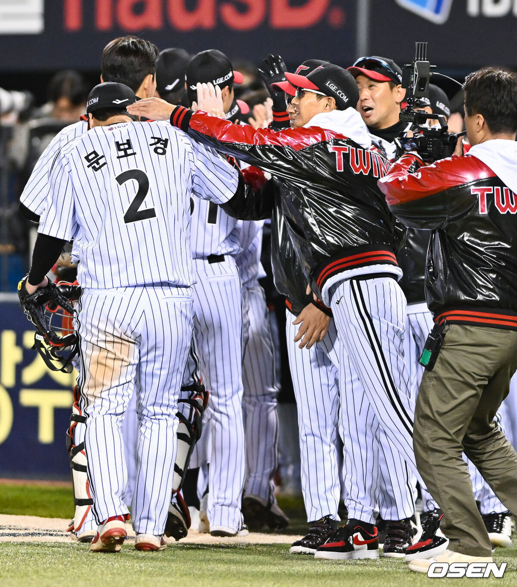 쌍둥이군단이 19년 만에 한국시리즈 마운드에 오른 류현진을 넘어 시리즈 2연승을 질주했다. 프로야구 LG 트윈스는 27일 서울 잠실구장에서 열린 2025 신한 SOL뱅크 KBO 한국시리즈(7전 4선승제) 한화 이글스와의 2차전에서 13-5 역전승을 거뒀다. LG는 홈에서 펼쳐진 시리즈 1, 2차전을 싹쓸이하며 2승을 안고 적지 대전으로 향하게 됐다. 반면 한화는 2006년 이후 19년 만에 한국시리즈에 진출했지만, 정규시즌 1위의 벽을 실감하며 2경기 모두 고배를 마셨다. 경기종료 후 LG 염경엽 감독이 MVP 문보경을 다독이고 있다 2025.10.27 / soul1014@osen.co.kr