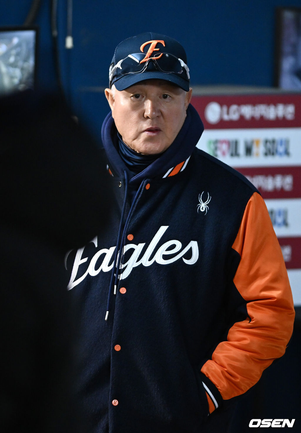 27일 오후 서울 잠실야구장에서 2025 신한 SOL Bank KBO리그 포스트시즌 한국시리즈 2차전 LG 트윈스와 한화 이글스의 경기가 열렸다.LG는 임찬규, 한화는 류현진을 선발 투수로 내세웠다.2회말 이닝종료 후 한화 김경문 감독이 아쉬운 표정을 짓고 있다  2025.10.27 / soul1014@osen.co.kr