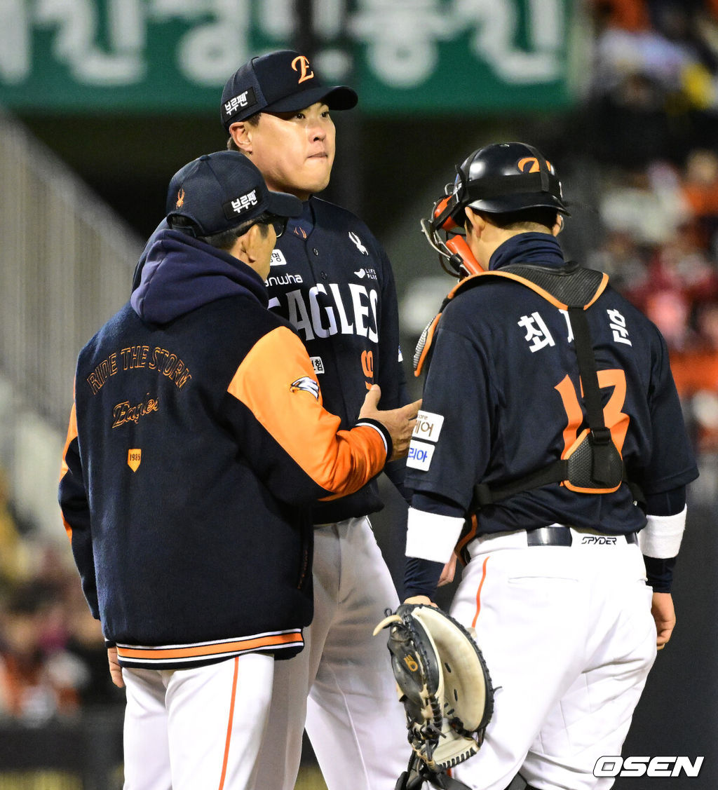 27일 오후 서울 잠실야구장에서 2025 신한 SOL Bank KBO리그 포스트시즌 한국시리즈 2차전 LG 트윈스와 한화 이글스의 경기가 열렸다.LG는 임찬규, 한화는 류현진을 선발 투수로 내세웠다.2회말 마운드를 방문한 한화 양상문 코치가 류현진과 이야기를 나누고 있다. 2025.10.27 /sunday@osen.co.kr