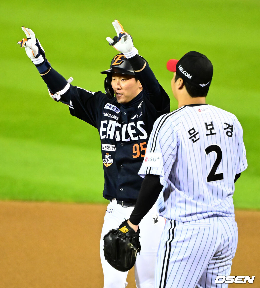 27일 오후 서울 잠실야구장에서 2025 신한 SOL Bank KBO리그 포스트시즌 한국시리즈 2차전 LG 트윈스와 한화 이글스의 경기가 열렸다.LG는 임찬규, 한화는 류현진을 선발 투수로 내세웠다.1회초 무사에서 한화 황영묵이 우중간 안타를 날리며 기뻐하고 있다. 2025.10.27 /jpnews@osen.co.kr
