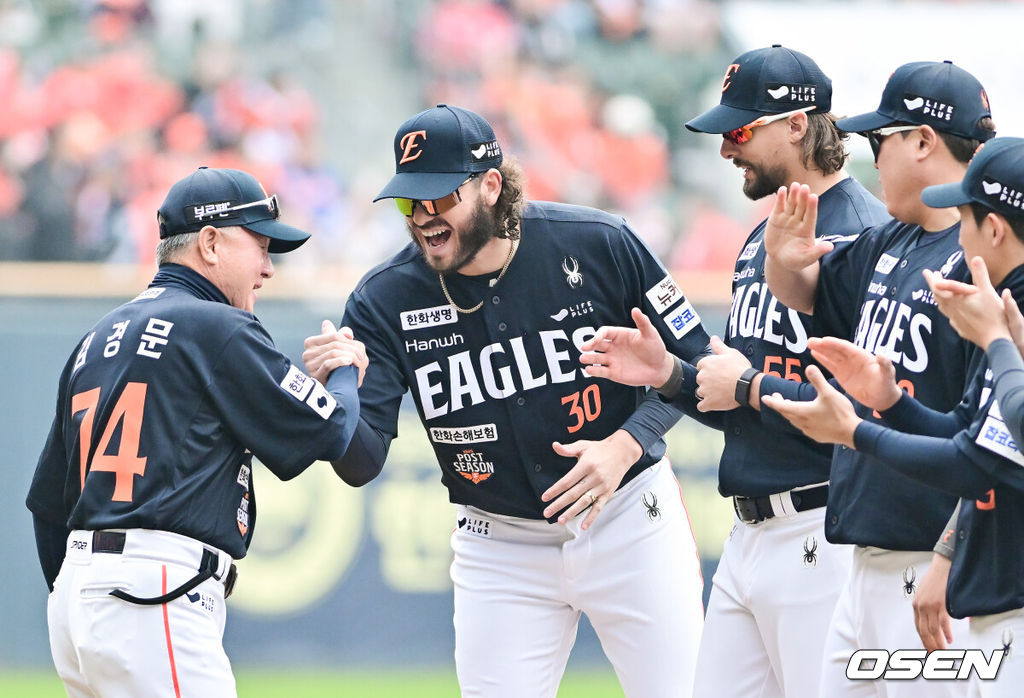한 달 가까이 쉰 정규시즌 1위팀이 한국시리즈 1차전에서 이렇게 맹타를 휘두른 경기가 있었나. LG가 시리즈 기선을 제대로 제압하고 우승확률 73.2%를 따냈다. 프로야구 LG 트윈스는 26일 서울 잠실구장에서 열린 2025 신한 SOL뱅크 KBO 한국시리즈(7전 4선승제) 한화 이글스와의 1차전에서 8-2로 승리했다. 경기 앞서 한화 김경문 감독이 폰세, 와이스, 류현진과 하이파이브를 하며 입장하고 있다.   2025.10.26 / soul1014@osen.co.kr