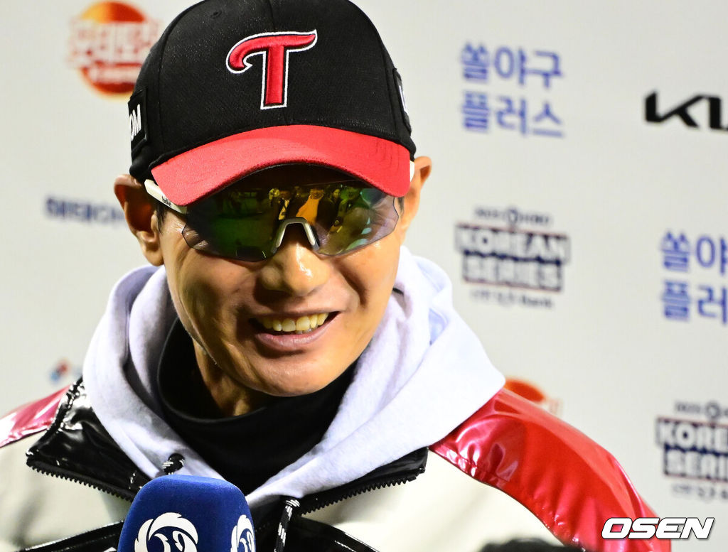 쌍둥이군단이 19년 만에 한국시리즈 마운드에 오른 류현진을 넘어 시리즈 2연승을 질주했다. 프로야구 LG 트윈스는 27일 서울 잠실구장에서 열린 2025 신한 SOL뱅크 KBO 한국시리즈(7전 4선승제) 한화 이글스와의 2차전에서 13-5 역전승을 거뒀다. 역대 한국시리즈 1~2차전 2연승은 총 21차례 있었고, 그 중 19번 우승을 차지했다. 우승 확률 90.5%. 정규시즌 1위팀이 한국시리즈 1~2차전 2연승을 한 경우는 13번으로 100%(13/13) 우승 트로피를 들어올렸다.LG 염경엽 감독이 인터뷰를 하며 미소짓고 있다. 2025.10.27 /jpnews@osen.co.kr