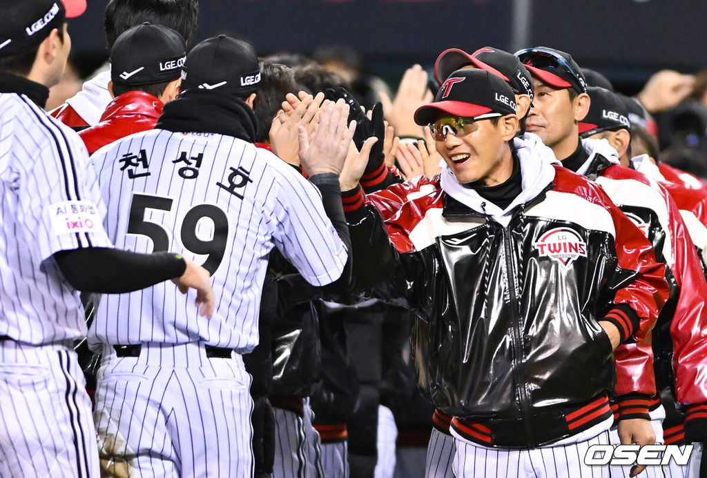 쌍둥이군단이 19년 만에 한국시리즈 마운드에 오른 류현진을 넘어 시리즈 2연승을 질주했다. 프로야구 LG 트윈스는 27일 서울 잠실구장에서 열린 2025 신한 SOL뱅크 KBO 한국시리즈(7전 4선승제) 한화 이글스와의 2차전에서 13-5 역전승을 거뒀다. LG는 홈에서 펼쳐진 시리즈 1, 2차전을 싹쓸이하며 2승을 안고 적지 대전으로 향하게 됐다. 반면 한화는 2006년 이후 19년 만에 한국시리즈에 진출했지만, 정규시즌 1위의 벽을 실감하며 2경기 모두 고배를 마셨다. 경기종료 후 LG 염경엽 감독이 천성호와 하이파이브를 하고 있다.   2025.10.27 / soul1014@osen.co.kr
