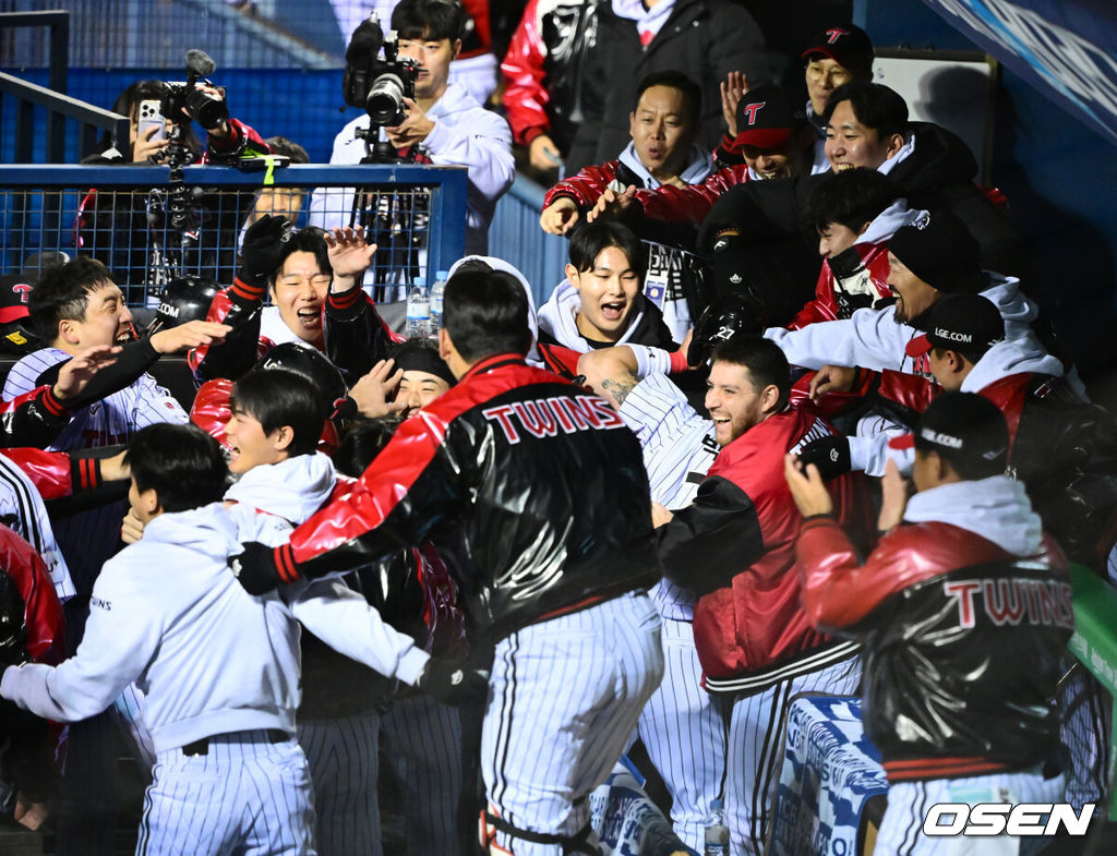 27일 오후 서울 잠실야구장에서 2025 신한 SOL Bank KBO리그 포스트시즌 한국시리즈 2차전 LG 트윈스와 한화 이글스의 경기가 열렸다.LG는 임찬규, 한화는 류현진을 선발 투수로 내세웠다.2회말 무사 2,3루에서 LG 구본혁의 동점 2타점 우중간 적시타에 박동원, 오지환이 홈을 밟으며 동료선수들과 기뻐하고 있다. 2025.10.27 /jpnews@osen.co.kr