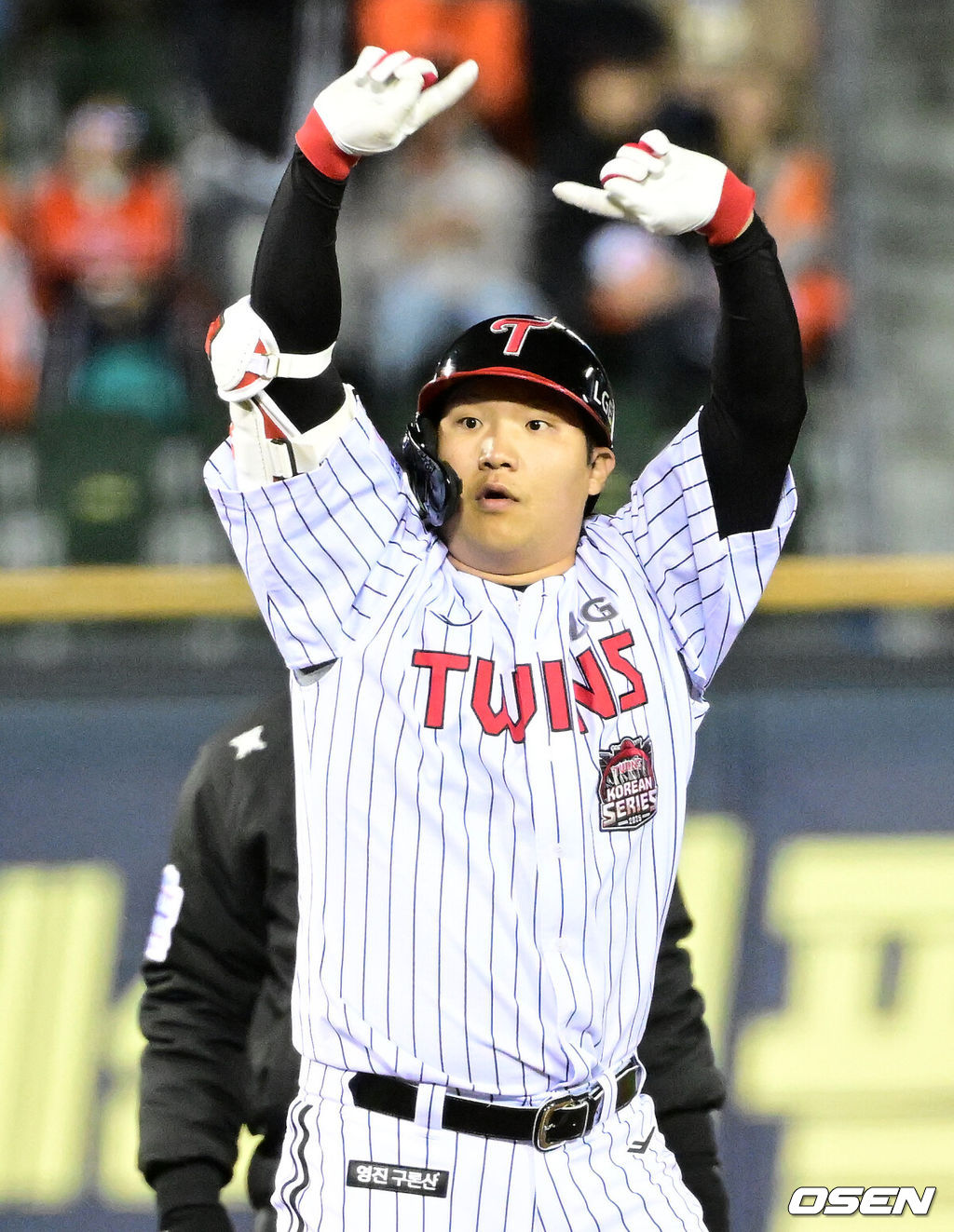 27일 오후 서울 잠실야구장에서 2025 신한 SOL Bank KBO리그 포스트시즌 한국시리즈 2차전 LG 트윈스와 한화 이글스의 경기가 열렸다.LG는 임찬규, 한화는 류현진을 선발 투수로 내세웠다.4회말 2사 만루에서 LG 문보경이 2타점 적시 2루타를 치고 환호하고 있다. 2025.10.27 /sunday@osen.co.kr