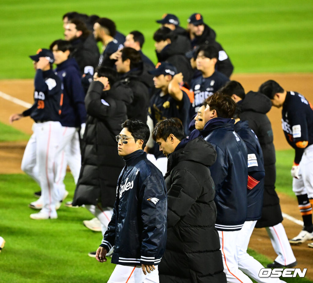 쌍둥이군단이 19년 만에 한국시리즈 마운드에 오른 류현진을 넘어 시리즈 2연승을 질주했다. 프로야구 LG 트윈스는 27일 서울 잠실구장에서 열린 2025 신한 SOL뱅크 KBO 한국시리즈(7전 4선승제) 한화 이글스와의 2차전에서 13-5 역전승을 거뒀다. 역대 한국시리즈 1~2차전 2연승은 총 21차례 있었고, 그 중 19번 우승을 차지했다. 우승 확률 90.5%. 정규시즌 1위팀이 한국시리즈 1~2차전 2연승을 한 경우는 13번으로 100%(13/13) 우승 트로피를 들어올렸다.경기를 마치고 한화 선수들이 패배를 아쉬워하고 있다. 2025.10.27 /jpnews@osen.co.kr