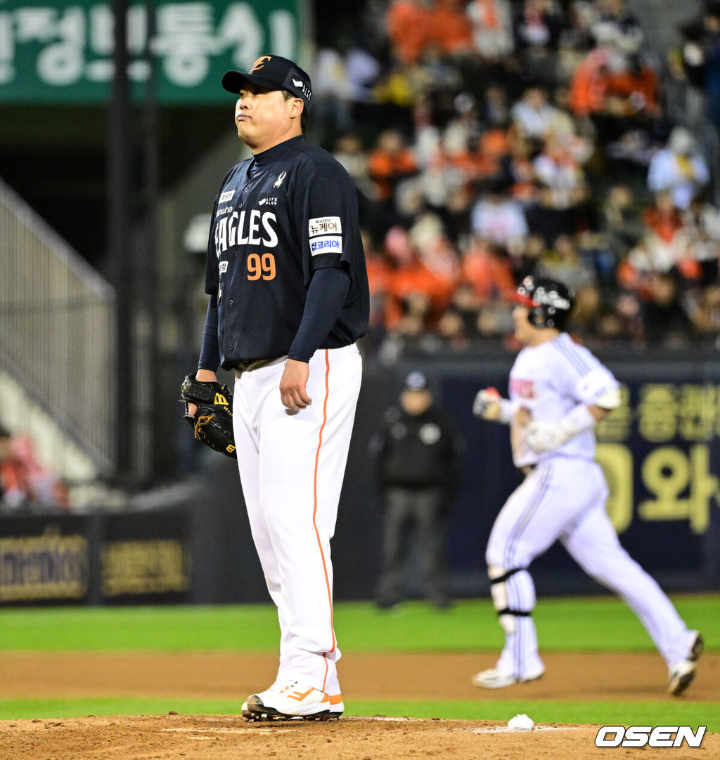 27일 오후 서울 잠실야구장에서 2025 신한 SOL Bank KBO리그 포스트시즌 한국시리즈 2차전 LG 트윈스와 한화 이글스의 경기가 열렸다.LG는 임찬규, 한화는 류현진을 선발 투수로 내세웠다.3회말 2사 1루에서 한화 류현진이 LG 박동원에게 좌월 투런 홈런을 허용하고 아쉬워하고 있다. 2025.10.27 /sunday@osen.co.kr