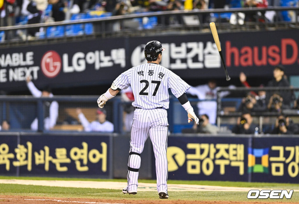 27일 오후 서울 잠실야구장에서 2025 신한 SOL Bank KBO리그 포스트시즌 한국시리즈 2차전 LG 트윈스와 한화 이글스의 경기가 열렸다.LG는 임찬규, 한화는 류현진을 선발 투수로 내세웠다.3회말 1사 1루 LG 박동원이 2점 홈런을 날리고 방망이를 던지고 있다.  2025.10.27 / soul1014@osen.co.kr