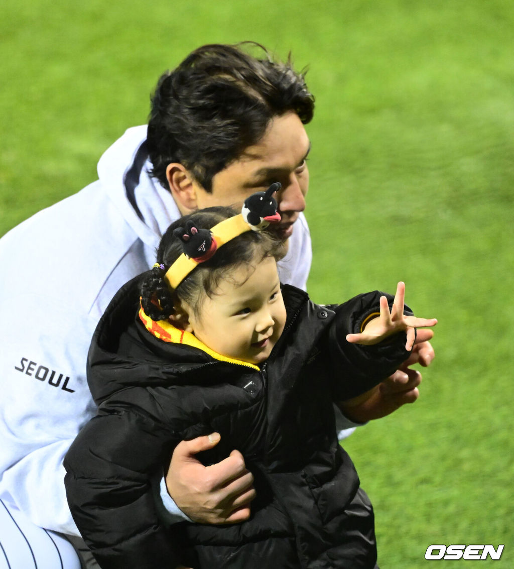 쌍둥이군단이 19년 만에 한국시리즈 마운드에 오른 류현진을 넘어 시리즈 2연승을 질주했다. 프로야구 LG 트윈스는 27일 서울 잠실구장에서 열린 2025 신한 SOL뱅크 KBO 한국시리즈(7전 4선승제) 한화 이글스와의 2차전에서 13-5 역전승을 거뒀다. 역대 한국시리즈 1~2차전 2연승은 총 21차례 있었고, 그 중 19번 우승을 차지했다. 우승 확률 90.5%. 정규시즌 1위팀이 한국시리즈 1~2차전 2연승을 한 경우는 13번으로 100%(13/13) 우승 트로피를 들어올렸다.LG 박동원이 딸과 함께 승리를 기뻐하고 있다. 2025.10.27 /jpnews@osen.co.kr