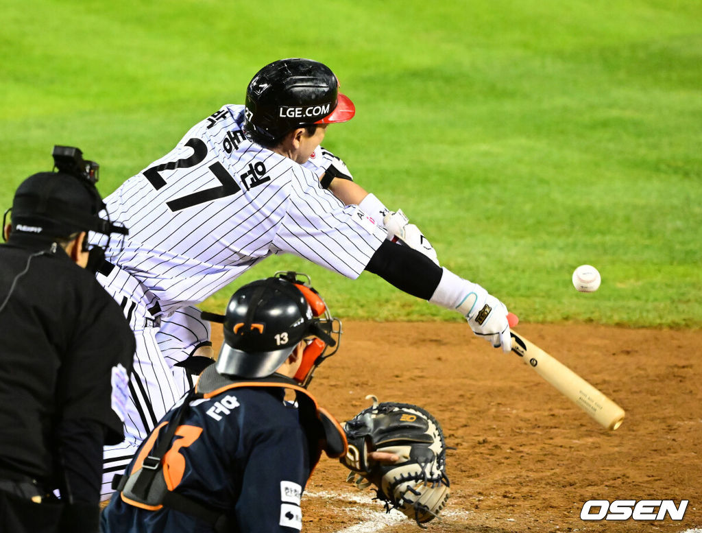 27일 오후 서울 잠실야구장에서 2025 신한 SOL Bank KBO리그 포스트시즌 한국시리즈 2차전 LG 트윈스와 한화 이글스의 경기가 열렸다.LG는 임찬규, 한화는 류현진을 선발 투수로 내세웠다.7회말 무사 2루에서 LG 박동원이 보내기 번트를 시도하고 있다. 2025.10.27 /jpnews@osen.co.kr