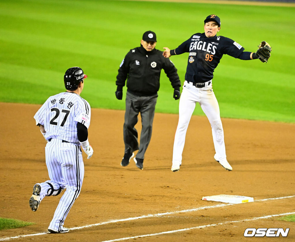 27일 오후 서울 잠실야구장에서 2025 신한 SOL Bank KBO리그 포스트시즌 한국시리즈 2차전 LG 트윈스와 한화 이글스의 경기가 열렸다.LG는 임찬규, 한화는 류현진을 선발 투수로 내세웠다.7회말 무사 2루에서 한화 황영묵이 LG 박동원의 보내기 번트에 노시환의 1루 악송구로 볼을 잡지 못하고 있다. 2025.10.27 /jpnews@osen.co.kr