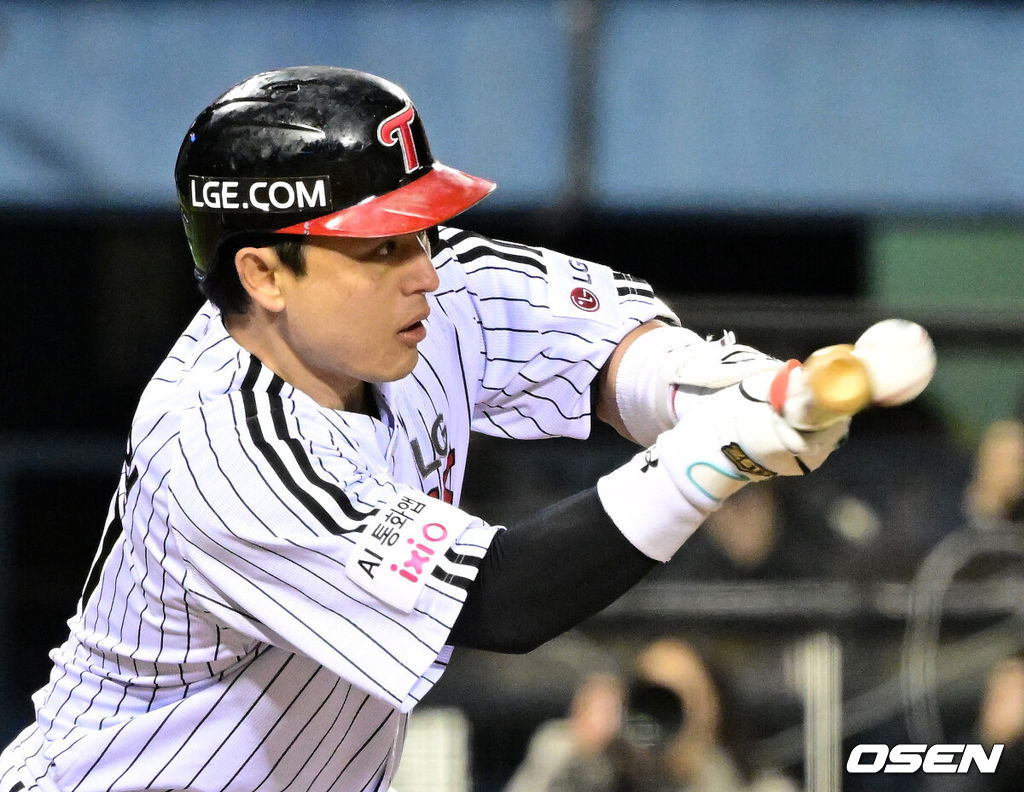 27일 오후 서울 잠실야구장에서 2025 신한 SOL Bank KBO리그 포스트시즌 한국시리즈 2차전 LG 트윈스와 한화 이글스의 경기가 열렸다.LG는 임찬규, 한화는 류현진을 선발 투수로 내세웠다.7회말 무사 2루에서 LG 박동원이 희생 번트를 시도하고 있다. 2025.10.27 /sunday@osen.co.kr