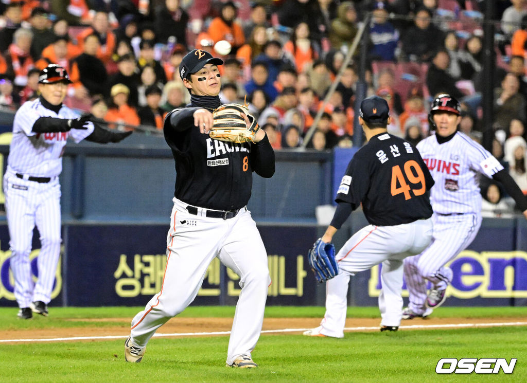 27일 오후 서울 잠실야구장에서 2025 신한 SOL Bank KBO리그 포스트시즌 한국시리즈 2차전 LG 트윈스와 한화 이글스의 경기가 열렸다.LG는 임찬규, 한화는 류현진을 선발 투수로 내세웠다.7회말 무사 2루에서 한화 노시환이 LG 박동원의 희생번트 때 실책을 하고 있다. 2025.10.27 /sunday@osen.co.kr