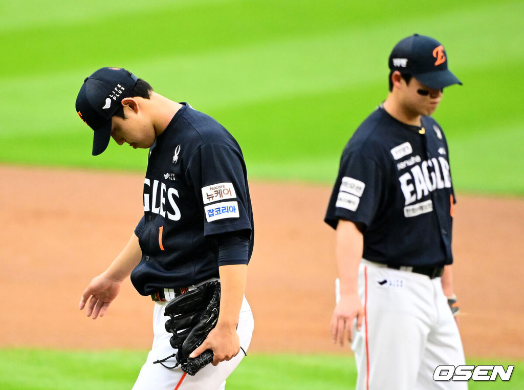 한 달 가까이 쉰 정규시즌 1위팀이 한국시리즈 1차전에서 이렇게 맹타를 휘두른 경기가 있었나. LG가 시리즈 기선을 제대로 제압하고 우승확률 73.2%를 따냈다. 프로야구 LG 트윈스는 26일 서울 잠실구장에서 열린 2025 신한 SOL뱅크 KBO 한국시리즈(7전 4선승제) 한화 이글스와의 1차전에서 8-2로 승리했다. 정규시즌 1위 LG는 시리즈 기선제압에 성공하며 우승확률 73.2%(41번 중 30번)를 차지했다. 반면 2위 한화는 플레이오프에서 삼성 라이온즈를 3승 2패로 제압하고 2006년 이후 19년 만에 한국시리즈 무대를 밟았지만, 첫 술에 배를 불리지 못했다. LG는 2023년 이후 2년, 한화는 1999년 이후 26년 만에 우승에 도전한다. 5회말 1사 1루에서 한화 문동주가 마운드를 내려가며 아쉬워하고 있다. 2025.10.26 /jpnews@osen.co.kr