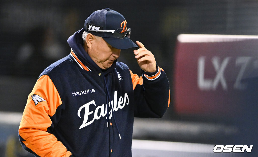 쌍둥이군단이 19년 만에 한국시리즈 마운드에 오른 류현진을 넘어 시리즈 2연승을 질주했다. 프로야구 LG 트윈스는 27일 서울 잠실구장에서 열린 2025 신한 SOL뱅크 KBO 한국시리즈(7전 4선승제) 한화 이글스와의 2차전에서 13-5 역전승을 거뒀다. LG는 홈에서 펼쳐진 시리즈 1, 2차전을 싹쓸이하며 2승을 안고 적지 대전으로 향하게 됐다. 반면 한화는 2006년 이후 19년 만에 한국시리즈에 진출했지만, 정규시즌 1위의 벽을 실감하며 2경기 모두 고배를 마셨다. 경기종료 후 한화 김경문 감독이 인터뷰 마치고 퇴장하고 있다.  2025.10.27 / soul1014@osen.co.kr