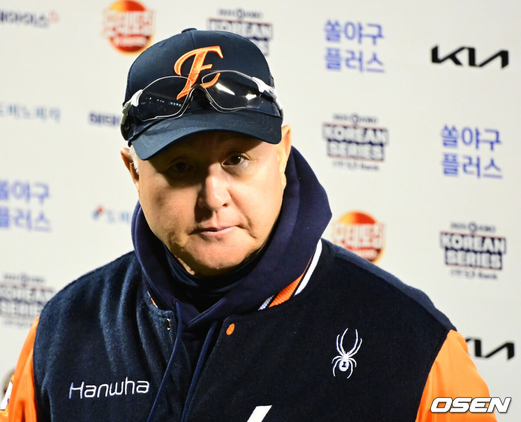 쌍둥이군단이 19년 만에 한국시리즈 마운드에 오른 류현진을 넘어 시리즈 2연승을 질주했다. 프로야구 LG 트윈스는 27일 서울 잠실구장에서 열린 2025 신한 SOL뱅크 KBO 한국시리즈(7전 4선승제) 한화 이글스와의 2차전에서 13-5 역전승을 거뒀다. 역대 한국시리즈 1~2차전 2연승은 총 21차례 있었고, 그 중 19번 우승을 차지했다. 우승 확률 90.5%. 정규시즌 1위팀이 한국시리즈 1~2차전 2연승을 한 경우는 13번으로 100%(13/13) 우승 트로피를 들어올렸다.경기를 마치고 한화 김경문 감독이 인터뷰를 하고 있다. 2025.10.27 /jpnews@osen.co.kr