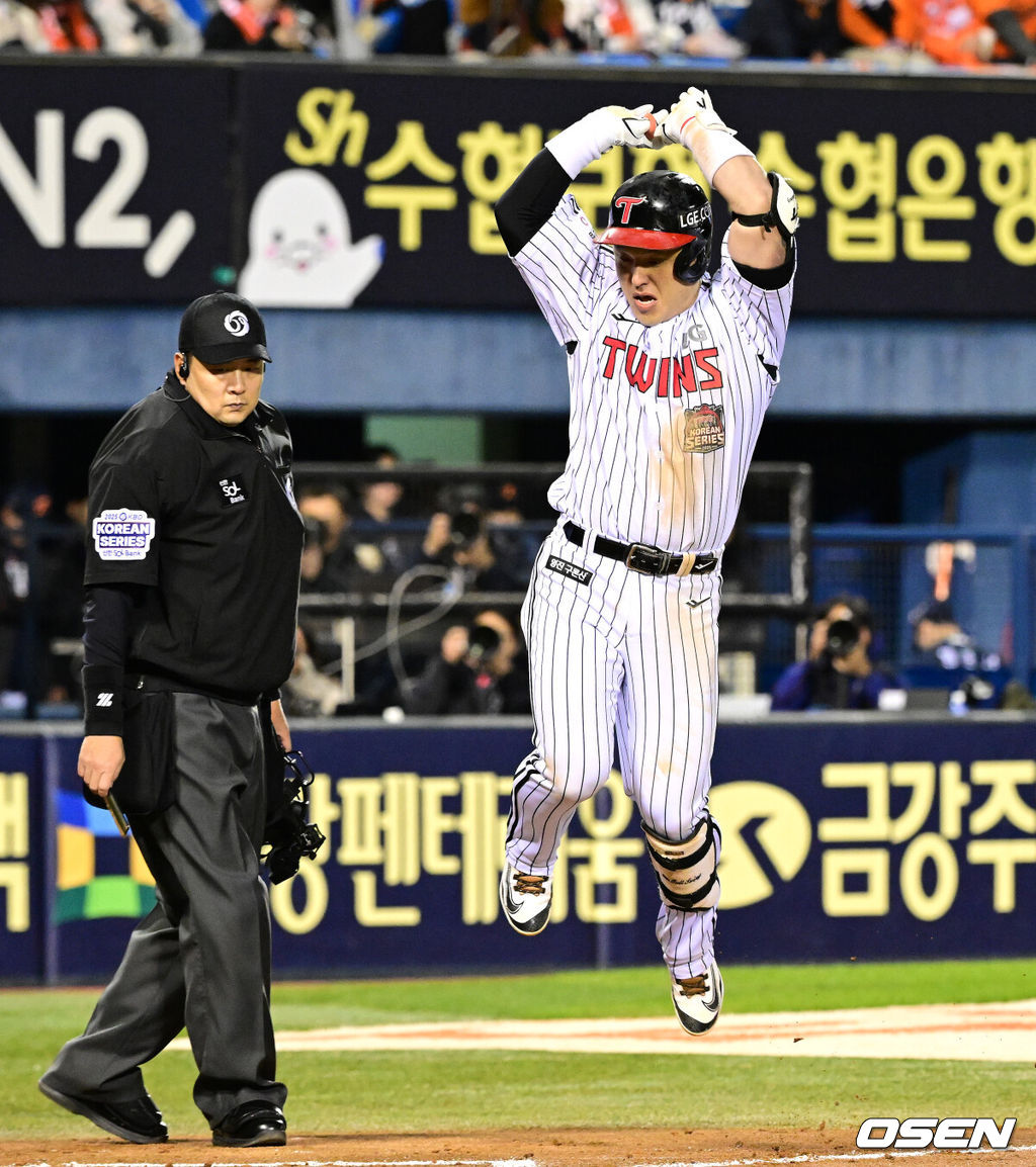 27일 오후 서울 잠실야구장에서 2025 신한 SOL Bank KBO리그 포스트시즌 한국시리즈 2차전 LG 트윈스와 한화 이글스의 경기가 열렸다.LG는 임찬규, 한화는 류현진을 선발 투수로 내세웠다.3회말 2사 1루에서 LG 박동원이 좌월 투런 홈런을 치고 환호하고 있다. 2025.10.27 /sunday@osen.co.kr