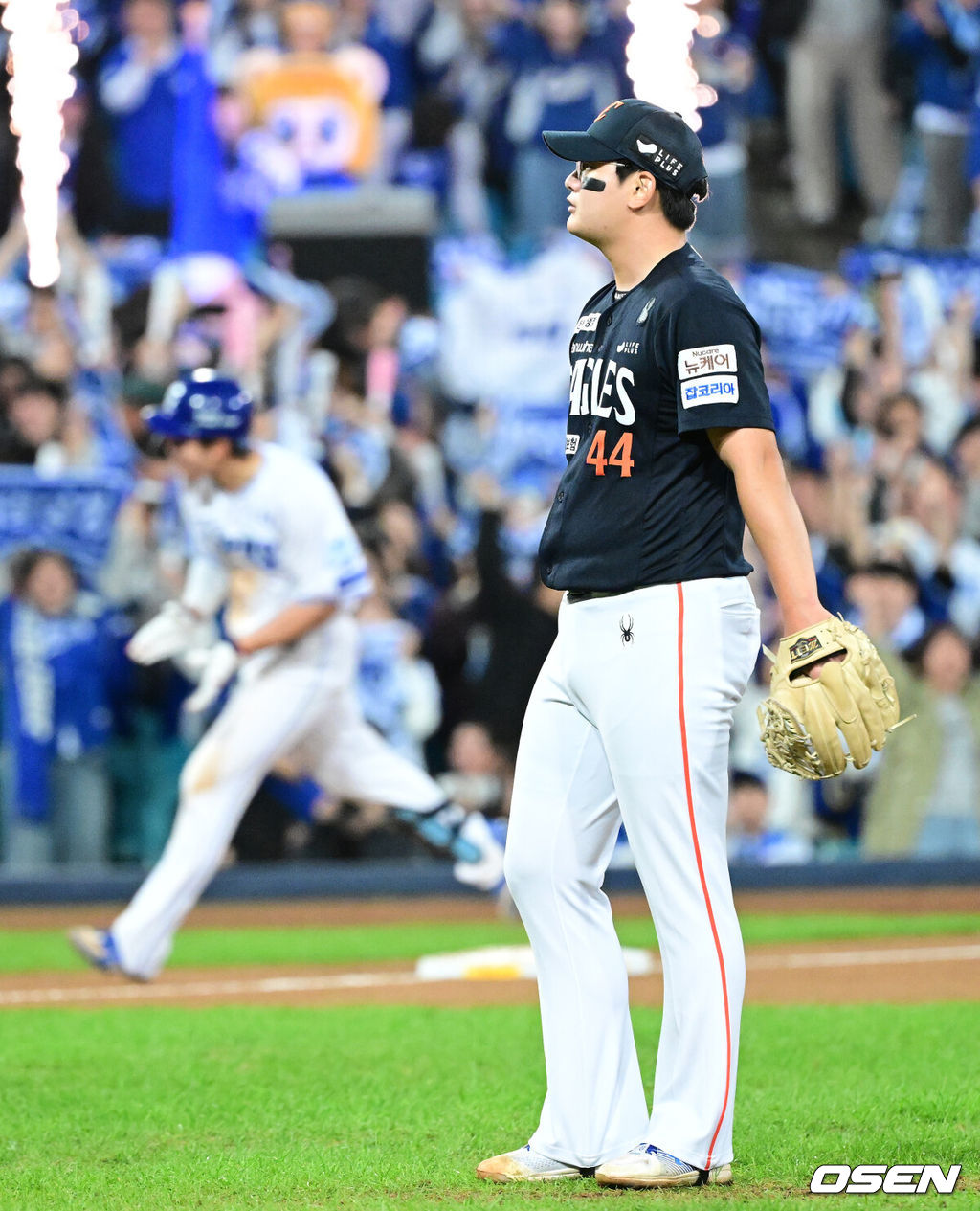 22일 대구 삼성라이온즈파크에서 ‘2025 신한 SOL Bank KBO리그’ 포스트시즌 플레이오프 4차전 삼성 라이온즈와 한화 이글스의 경기가 열렸다.삼성은 원태인, 한화는 정우주를 선발로 내세웠다.6회말 1사 1, 3루 상황 삼성 김영웅에게 동점 스리런포를 내준 한화 투수 김서현이 아쉬워하고 있다. 2025.10.22 / dreamer@osen.co.kr