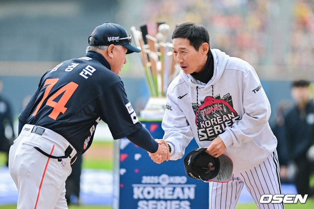 26일 오후 서울 잠실야구장에서 2025 신한 SOL Bank KBO리그 포스트시즌 한국시리즈 1차전 LG 트윈스와 한화 이글스의 경기가 열렸다.LG는 앤더스 톨허스트, 한화는 문동주를 선발 투수로 내세웠다.식전행사에서 LG 염경엽 감독과 한화 김경문 감독이 악수를 나누고 있다.    2025.10.26 / soul1014@osen.co.kr