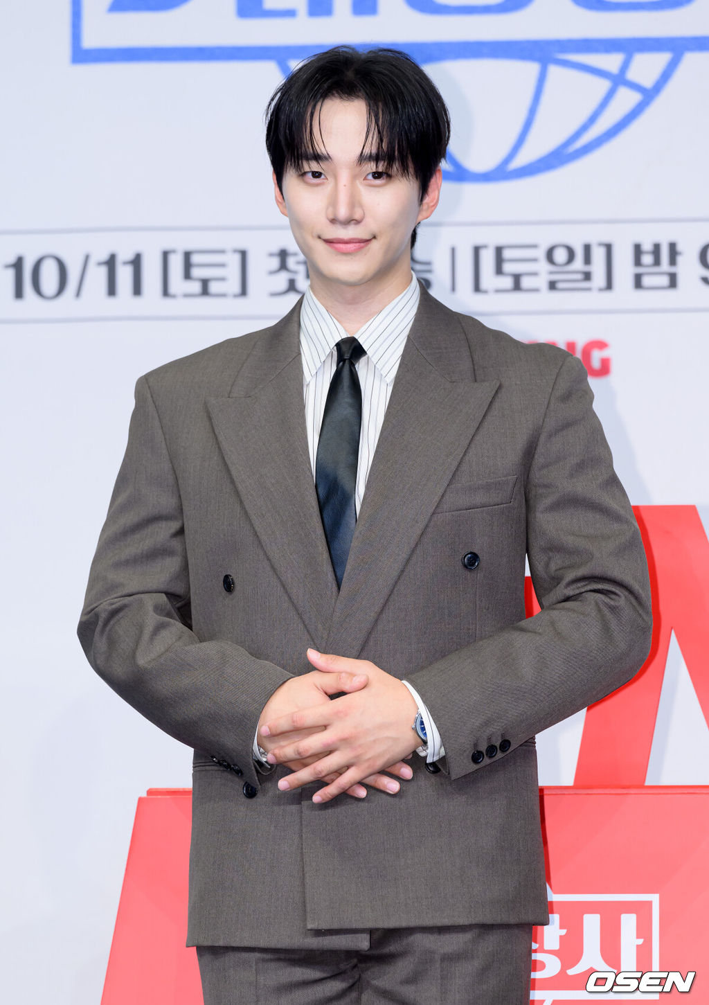 1일 서울 더 링크 서울에서 tvN 새 토일드라마 ‘태풍상사’ 제작발표회가 열렸다. '태풍상사'는 1997년 IMF, 직원도, 돈도, 팔 것도 없는 무역회사의 사장이 되어버린 초보 상사맨 ‘강태풍’의 고군분투 성장기를 그린다. 오는 10월 11일 토요일 밤 9시 10분에 첫 방송된다.배우 이준호가 포토타임을 가지고 있다. 2025.10.01 /sunday@osen.co.kr