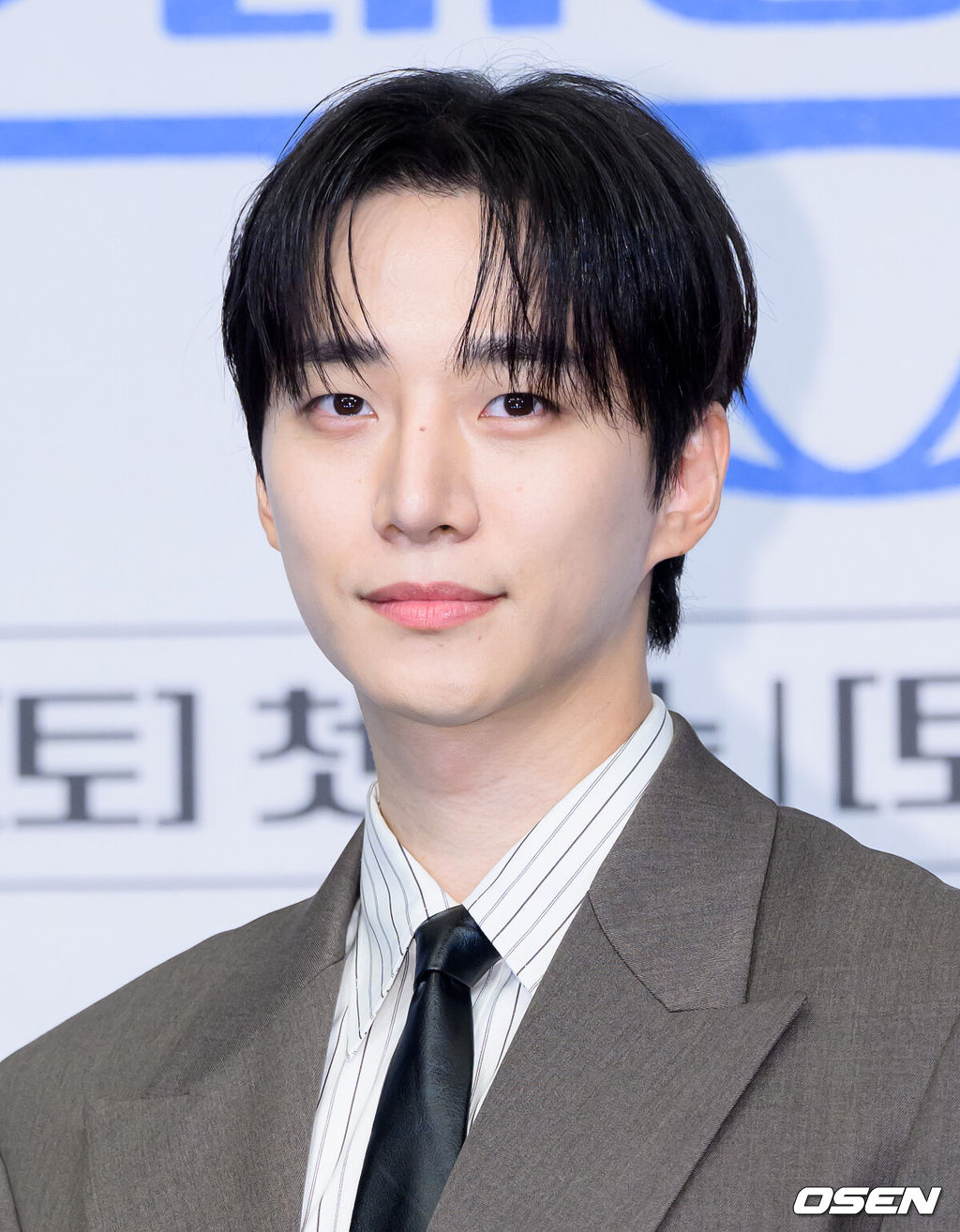 1일 서울 더 링크 서울에서 tvN 새 토일드라마 ‘태풍상사’ 제작발표회가 열렸다. '태풍상사'는 1997년 IMF, 직원도, 돈도, 팔 것도 없는 무역회사의 사장이 되어버린 초보 상사맨 ‘강태풍’의 고군분투 성장기를 그린다. 오는 10월 11일 토요일 밤 9시 10분에 첫 방송된다.배우 이준호가 포토타임을 가지고 있다. 2025.10.01 /sunday@osen.co.kr