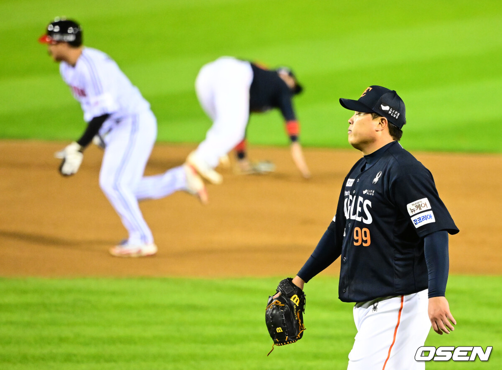 쌍둥이군단이 19년 만에 한국시리즈 마운드에 오른 류현진을 넘어 시리즈 2연승을 질주했다. 프로야구 LG 트윈스는 27일 서울 잠실구장에서 열린 2025 신한 SOL뱅크 KBO 한국시리즈(7전 4선승제) 한화 이글스와의 2차전에서 13-5 역전승을 거뒀다. 역대 한국시리즈 1~2차전 2연승은 총 21차례 있었고, 그 중 19번 우승을 차지했다. 우승 확률 90.5%. 정규시즌 1위팀이 한국시리즈 1~2차전 2연승을 한 경우는 13번으로 100%(13/13) 우승 트로피를 들어올렸다.2회말 무사 만루에서 한화 류현진이 LG 박동원에 2타점 좌중간 적시 2루타를 허용하며 아쉬워하고 있다. 2025.10.27 /jpnews@osen.co.kr