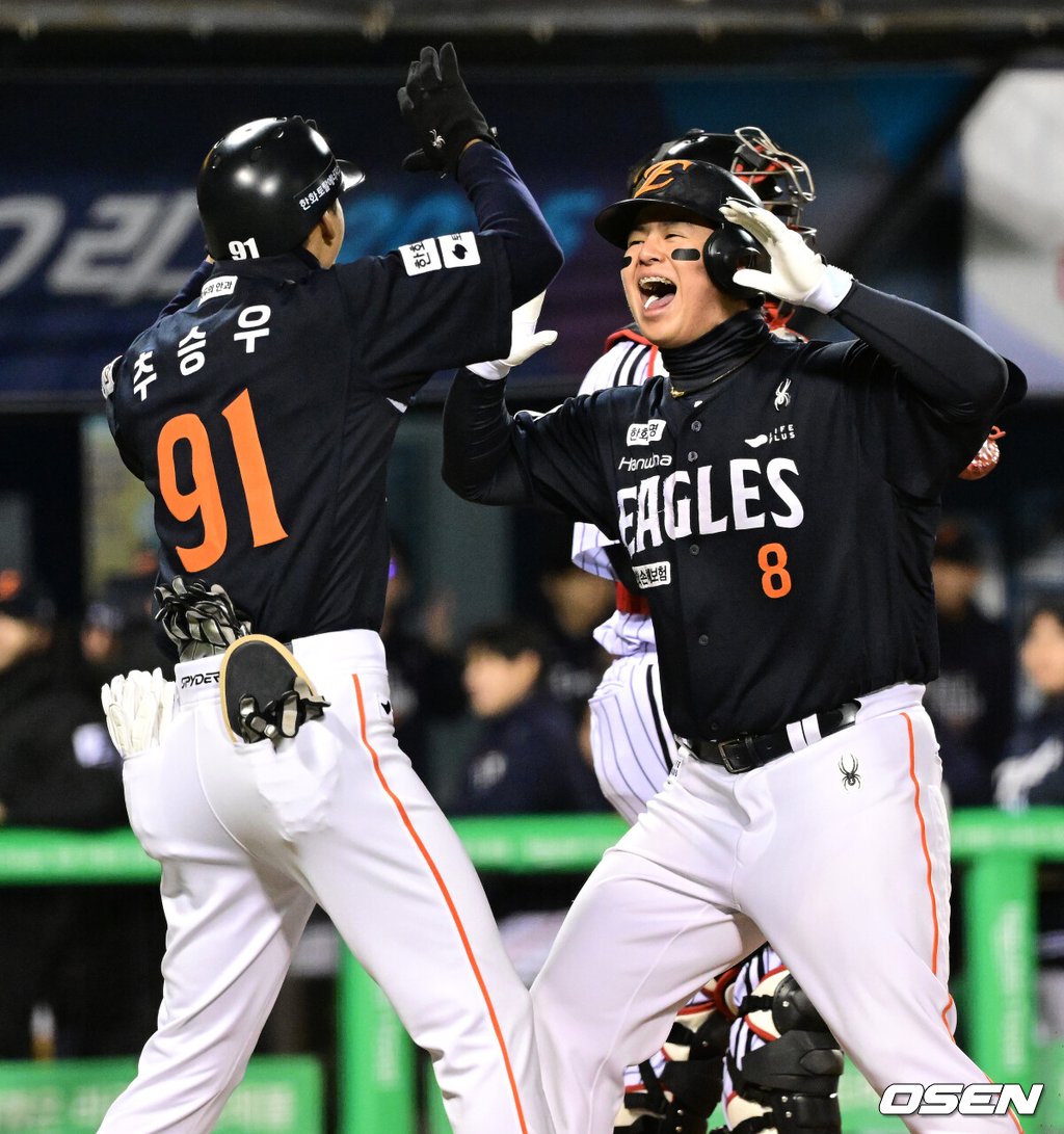 27일 오후 서울 잠실야구장에서 2025 신한 SOL Bank KBO리그 포스트시즌 한국시리즈 2차전 LG 트윈스와 한화 이글스의 경기가 열렸다.LG는 임찬규, 한화는 류현진을 선발 투수로 내세웠다.1회초 1사에서 한화 노시환이 중월 솔로 홈런을 치고 환호하고 있다. 2025.10.27 /sunday@osen.co.kr