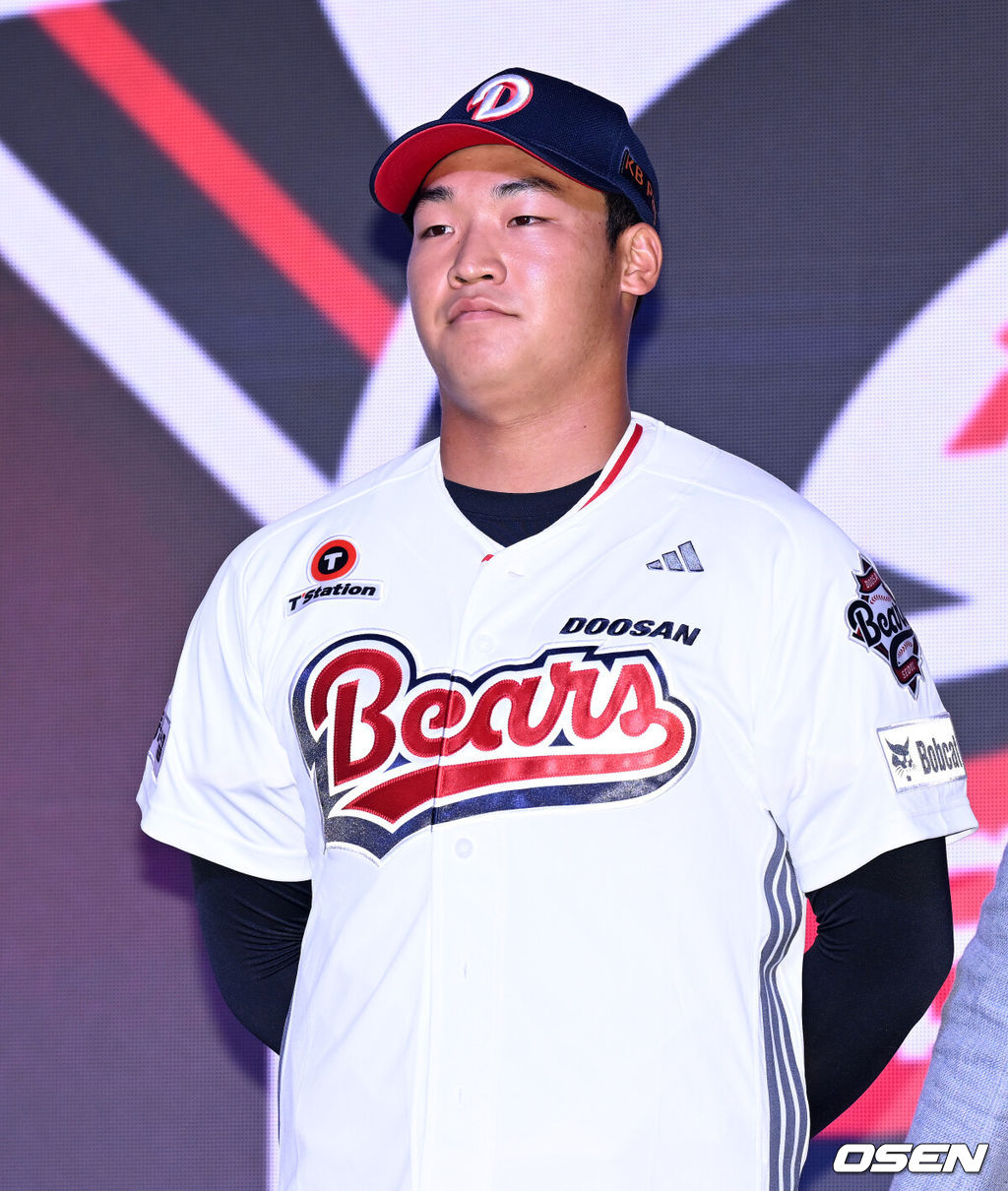 17일 오후 7일 오후 서울 롯데호텔 월드에서 ‘2026 KBO 신인 드래프트’가 열렸다.이번 드래프트는 전면 드래프트 방식으로 총 11라운드에 걸쳐 진행된다. 대상자는 총 1천261명으로, 고등학교 졸업 예정자 930명, 대학교 졸업 예정자 216명, 얼리 드래프트 신청자 51명, 해외 아마추어·프로 출신 선수 19명이다. 이 중 최대 110명이 KBO 10개 구단의 부름을 받게 된다.두산에 지명된 마산용마고 김주오가 기념촬영을 하고 있다. 2025.09.17 /sunday@osen.co.kr
