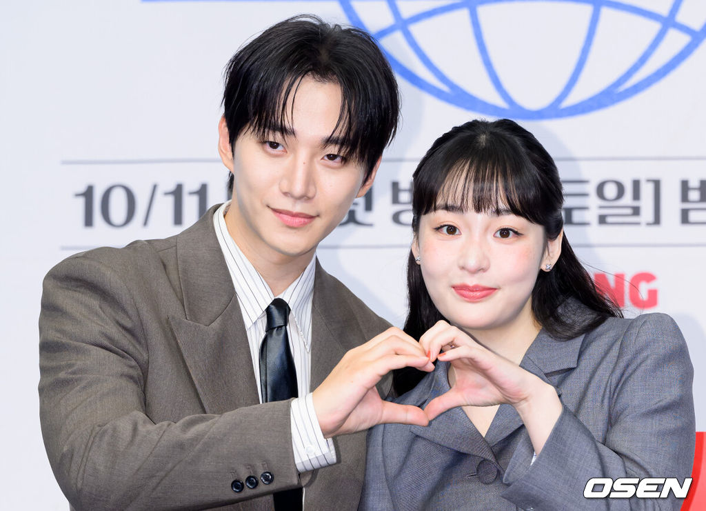 1일 서울 더 링크 서울에서 tvN 새 토일드라마 ‘태풍상사’ 제작발표회가 열렸다. '태풍상사'는 1997년 IMF, 직원도, 돈도, 팔 것도 없는 무역회사의 사장이 되어버린 초보 상사맨 ‘강태풍’의 고군분투 성장기를 그린다. 오는 10월 11일 토요일 밤 9시 10분에 첫 방송된다.배우 이준호와 김민하가 포토타임을 가지고 있다. 2025.10.01 /sunday@osen.co.kr