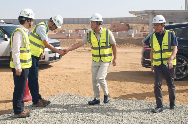 정의선 회장이 HMMME 신공장 건설현장에서 직원들을 격려하고 있다.