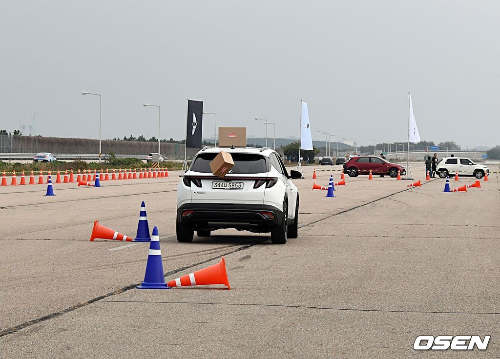 지붕에 상자를 얹고 달리는 짐카나 프로그램.