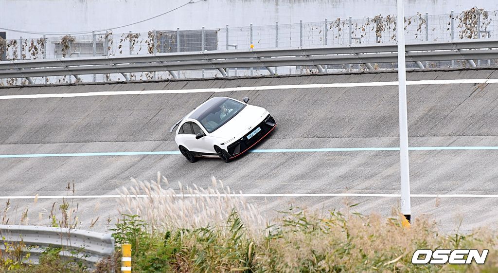 시속 260km까지 달리는 택시 프로그램.