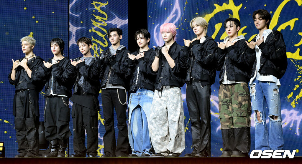 &TEAM(앤팀)의 한국 미니 1집 ‘백 투 라이프’(Back to Life) 발매 기념 쇼케이스가 28일 서울 용산구 블루스퀘어에서 열렸다.하이브 글로벌 그룹 앤팀(&TEAM·의주, 후마, 케이, 니콜라스, 유마, 조, 하루아, 타키, 마키)의 한국 미니 1집 ‘백 투 라이프’에는 아홉 멤버의 확장된 음악 스펙트럼을 확인할 수 있는 6곡이 수록됐다.앤팀이 포즈를 취하고 있다. 2025.10.28 /cej@osen.co.kr