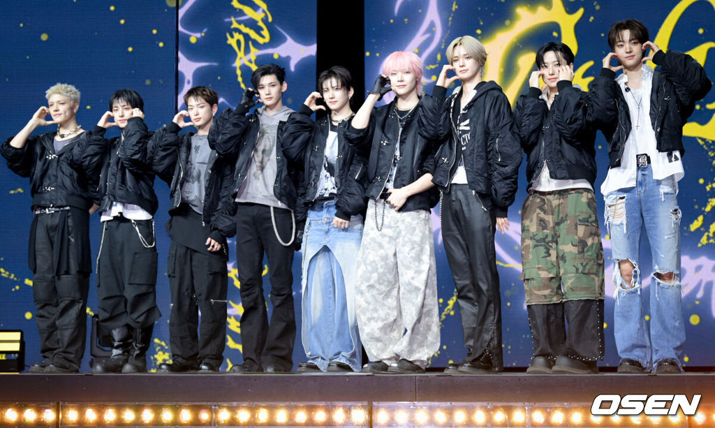 &TEAM(앤팀)의 한국 미니 1집 ‘백 투 라이프’(Back to Life) 발매 기념 쇼케이스가 28일 서울 용산구 블루스퀘어에서 열렸다.하이브 글로벌 그룹 앤팀(&TEAM·의주, 후마, 케이, 니콜라스, 유마, 조, 하루아, 타키, 마키)의 한국 미니 1집 ‘백 투 라이프’에는 아홉 멤버의 확장된 음악 스펙트럼을 확인할 수 있는 6곡이 수록됐다.앤팀이 포즈를 취하고 있다. 2025.10.28 /cej@osen.co.kr