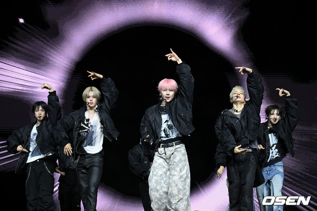 &TEAM(앤팀)의 한국 미니 1집 ‘백 투 라이프’(Back to Life) 발매 기념 쇼케이스가 28일 서울 용산구 블루스퀘어에서 열렸다.<br /><br />하이브 글로벌 그룹 앤팀(&TEAM·의주, 후마, 케이, 니콜라스, 유마, 조, 하루아, 타키, 마키)의 한국 미니 1집 ‘백 투 라이프’에는 아홉 멤버의 확장된 음악 스펙트럼을 확인할 수 있는 6곡이 수록됐다.<br /><br />앤팀이 멋진 무대를 선보이고 있다. 2025.10.28 /cej@osen.co.kr