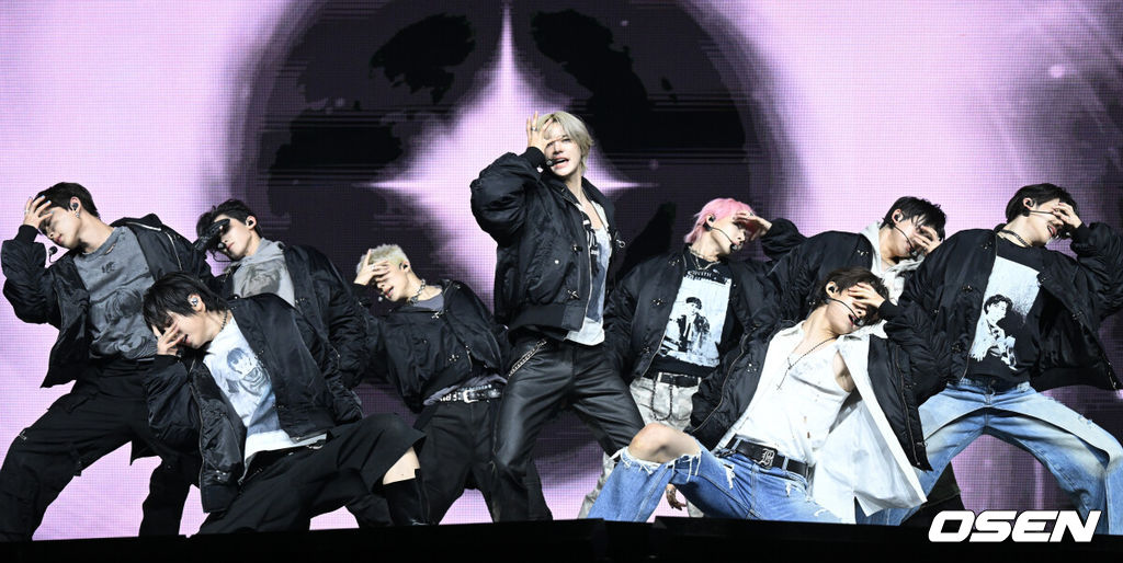 &TEAM(앤팀)의 한국 미니 1집 ‘백 투 라이프’(Back to Life) 발매 기념 쇼케이스가 28일 서울 용산구 블루스퀘어에서 열렸다.<br /><br />하이브 글로벌 그룹 앤팀(&TEAM·의주, 후마, 케이, 니콜라스, 유마, 조, 하루아, 타키, 마키)의 한국 미니 1집 ‘백 투 라이프’에는 아홉 멤버의 확장된 음악 스펙트럼을 확인할 수 있는 6곡이 수록됐다.<br /><br />앤팀이 멋진 무대를 선보이고 있다. 2025.10.28 /cej@osen.co.kr