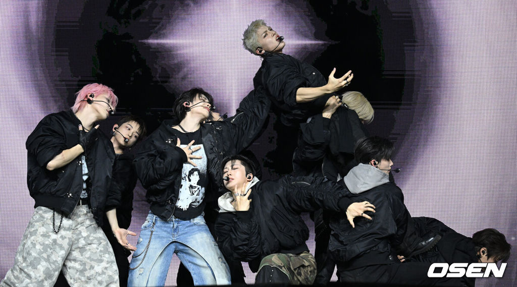 &TEAM(앤팀)의 한국 미니 1집 ‘백 투 라이프’(Back to Life) 발매 기념 쇼케이스가 28일 서울 용산구 블루스퀘어에서 열렸다.<br /><br />하이브 글로벌 그룹 앤팀(&TEAM·의주, 후마, 케이, 니콜라스, 유마, 조, 하루아, 타키, 마키)의 한국 미니 1집 ‘백 투 라이프’에는 아홉 멤버의 확장된 음악 스펙트럼을 확인할 수 있는 6곡이 수록됐다.<br /><br />앤팀이 멋진 무대를 선보이고 있다. 2025.10.28 /cej@osen.co.kr