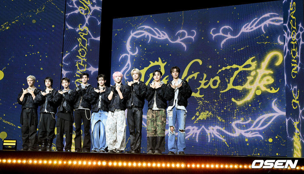 &TEAM(앤팀)의 한국 미니 1집 ‘백 투 라이프’(Back to Life) 발매 기념 쇼케이스가 28일 서울 용산구 블루스퀘어에서 열렸다.<br /><br />하이브 글로벌 그룹 앤팀(&TEAM·의주, 후마, 케이, 니콜라스, 유마, 조, 하루아, 타키, 마키)의 한국 미니 1집 ‘백 투 라이프’에는 아홉 멤버의 확장된 음악 스펙트럼을 확인할 수 있는 6곡이 수록됐다.<br /><br />앤팀이 포즈를 취하고 있다. 2025.10.28 /cej@osen.co.kr