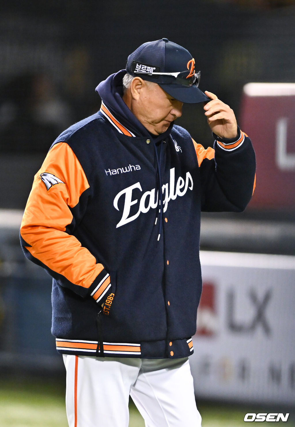 쌍둥이군단이 19년 만에 한국시리즈 마운드에 오른 류현진을 넘어 시리즈 2연승을 질주했다. 프로야구 LG 트윈스는 27일 서울 잠실구장에서 열린 2025 신한 SOL뱅크 KBO 한국시리즈(7전 4선승제) 한화 이글스와의 2차전에서 13-5 역전승을 거뒀다. LG는 홈에서 펼쳐진 시리즈 1, 2차전을 싹쓸이하며 2승을 안고 적지 대전으로 향하게 됐다. 반면 한화는 2006년 이후 19년 만에 한국시리즈에 진출했지만, 정규시즌 1위의 벽을 실감하며 2경기 모두 고배를 마셨다. 경기종료 후 한화 김경문 감독이 인터뷰 마치고 퇴장하고 있다.  2025.10.27 / soul1014@osen.co.kr