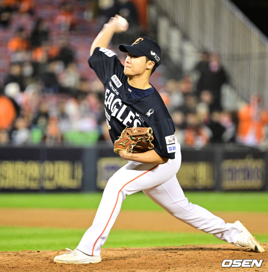 27일 오후 서울 잠실야구장에서 2025 신한 SOL Bank KBO리그 포스트시즌 한국시리즈 2차전 LG 트윈스와 한화 이글스의 경기가 열렸다.LG는 임찬규, 한화는 류현진을 선발 투수로 내세웠다.8회말 한화 정우주가 역투하고 있다. 2025.10.27 /sunday@osen.co.kr