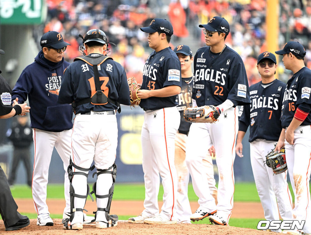 26일 오후 서울 잠실야구장에서 2025 신한 SOL Bank KBO리그 포스트시즌 한국시리즈 1차전 LG 트윈스와 한화 이글스의 경기가 열렸다.LG는 앤더스 톨허스트, 한화는 문동주를 선발 투수로 내세웠다.6회초 1사 1,2루에서 한화 정우주가 마운드를 내려가고 있다. 2025.10.26 /sunday@osen.co.kr