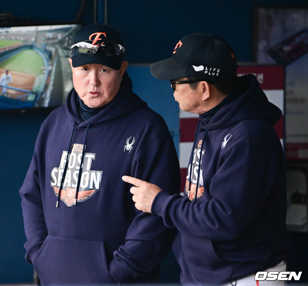 26일 오후 서울 잠실야구장에서 2025 신한 SOL Bank KBO리그 포스트시즌 한국시리즈 1차전 LG 트윈스와 한화 이글스의 경기가 열렸다.LG는 앤더스 톨허스트, 한화는 문동주를 선발 투수로 내세웠다.4회말 이닝종료 후 한화 김경문 감독과 양상문 코치가 이야기를 나누고 있다.  2025.10.26 / soul1014@osen.co.kr