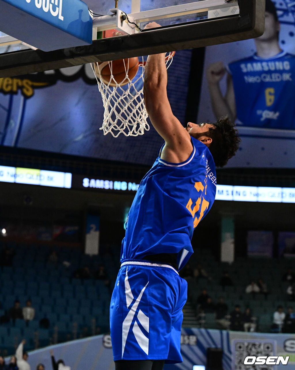 28일 잠실실내체육관에서 2025-2026 LG전자 프로농구 서울 삼성과 서울 SK의 S-더비 경기가 열렸다.서울 삼성과 서울 SK는 나란히 8승 3패로 공동 7위를 기록 중이다.4쿼터 삼성 칸터가 원핸드 덩크를 성공하고 있다. 2025.10.28 /cej@osen.co.kr