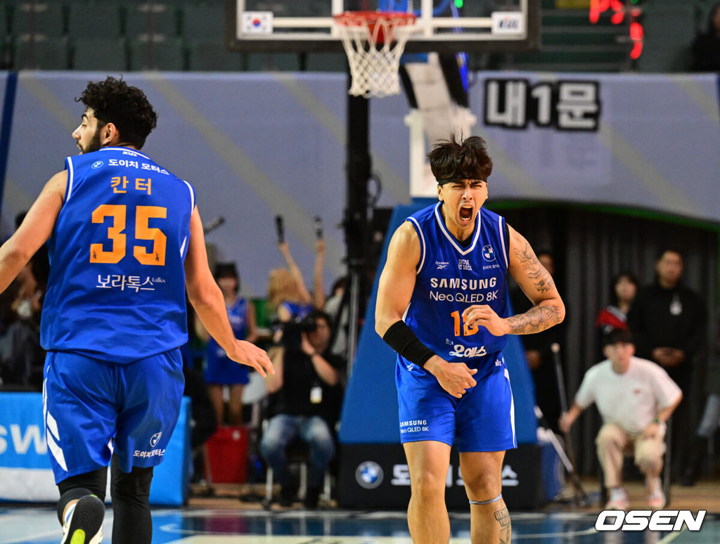 28일 잠실실내체육관에서 2025-2026 LG전자 프로농구 서울 삼성과 서울 SK의 S-더비 경기가 열렸다.서울 삼성과 서울 SK는 나란히 8승 3패로 공동 7위를 기록 중이다.4쿼터 삼성 구탕이 칸터 덩크에 포효하고 있다. 2025.10.28 /cej@osen.co.kr