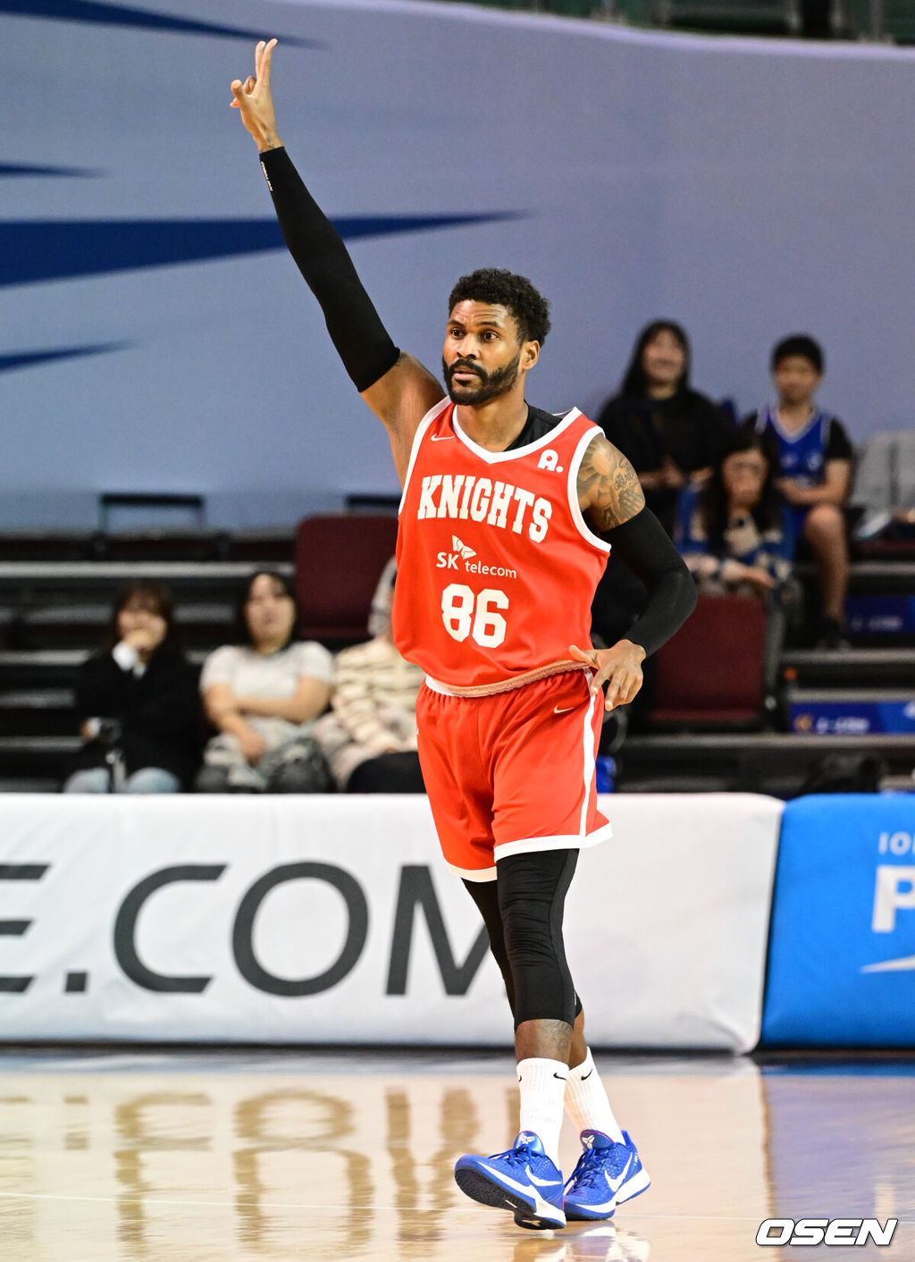28일 잠실실내체육관에서 2025-2026 LG전자 프로농구 서울 삼성과 서울 SK의 S-더비 경기가 열렸다.서울 삼성과 서울 SK는 나란히 8승 3패로 공동 7위를 기록 중이다.1쿼터 SK 먼로가 3점슛 세리머니를 하고 있다. 2025.10.28 /cej@osen.co.kr
