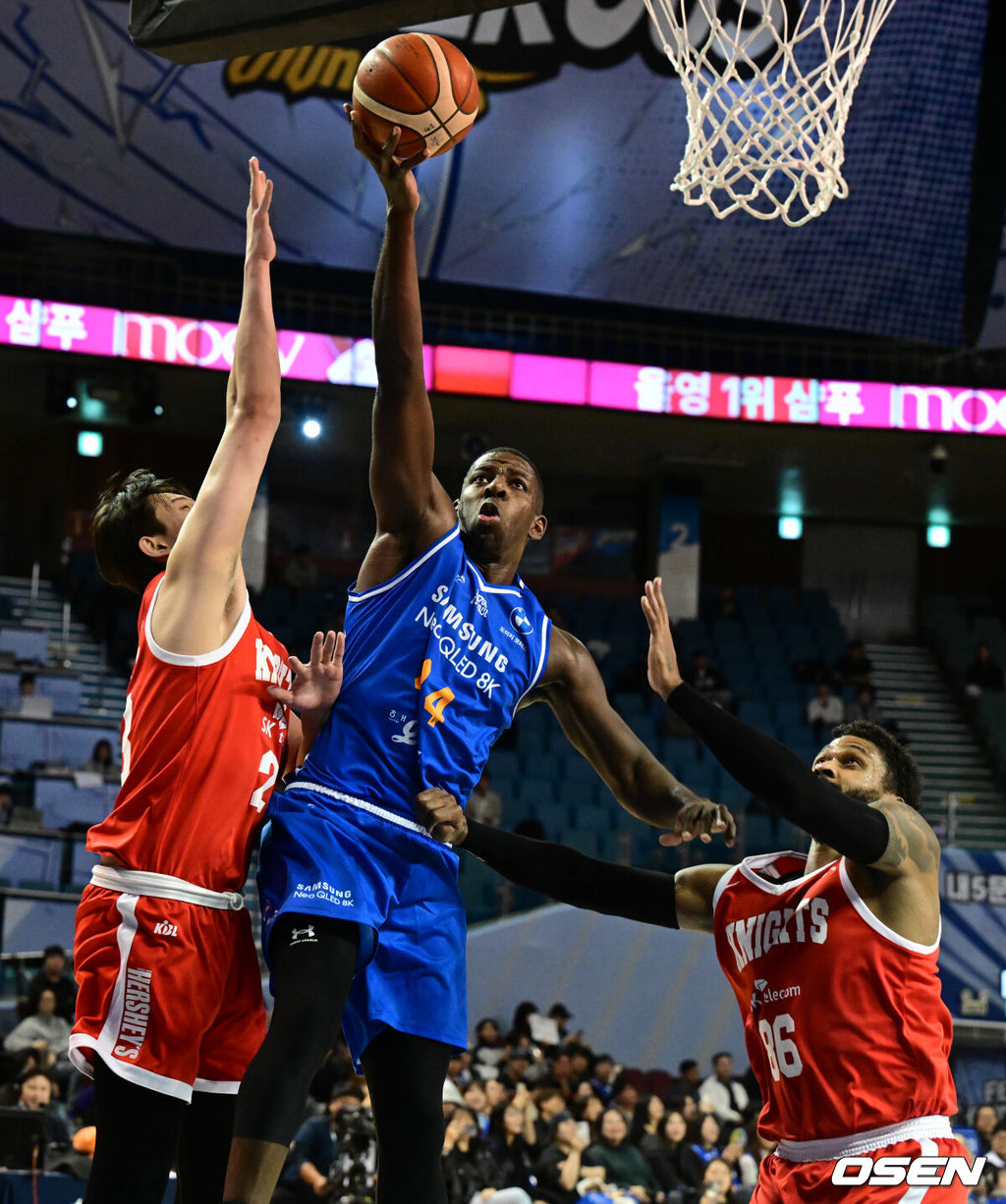 28일 잠실실내체육관에서 2025-2026 LG전자 프로농구 서울 삼성과 서울 SK의 S-더비 경기가 열렸다.서울 삼성과 서울 SK는 나란히 8승 3패로 공동 7위를 기록 중이다.3쿼터 삼성 니콜슨이 슛을 성공하고 있다. 2025.10.28 /cej@osen.co.kr