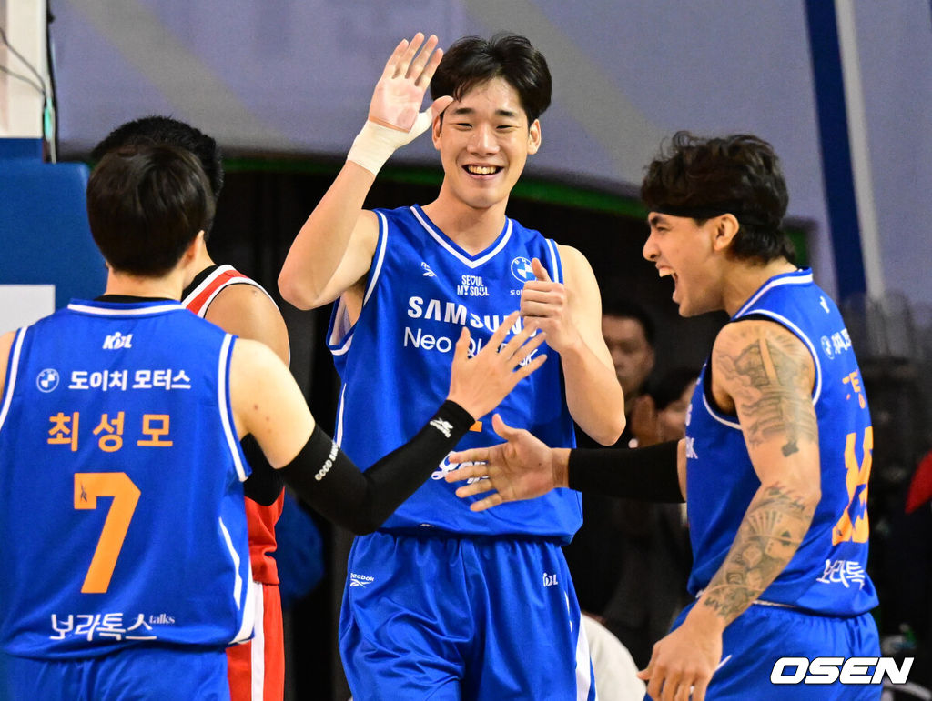 28일 잠실실내체육관에서 2025-2026 LG전자 프로농구 서울 삼성과 서울 SK의 S-더비 경기가 열렸다.서울 삼성과 서울 SK는 나란히 8승 3패로 공동 7위를 기록 중이다.2쿼터 삼성 이원석이 바스켓카운트를 얻어낸 뒤 기뻐하고 있다. 2025.10.28 /cej@osen.co.kr