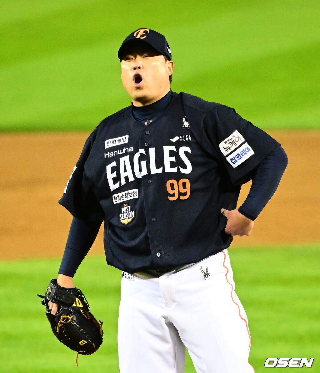 27일 오후 서울 잠실야구장에서 2025 신한 SOL Bank KBO리그 포스트시즌 한국시리즈 2차전 LG 트윈스와 한화 이글스의 경기가 열렸다.LG는 임찬규, 한화는 류현진을 선발 투수로 내세웠다.2회말 무사 1루에서 한화 류현진이 LG 문보경 타석에 볼이 선언되자 아쉬워하고 있다. 2025.10.27 /jpnews@osen.co.kr