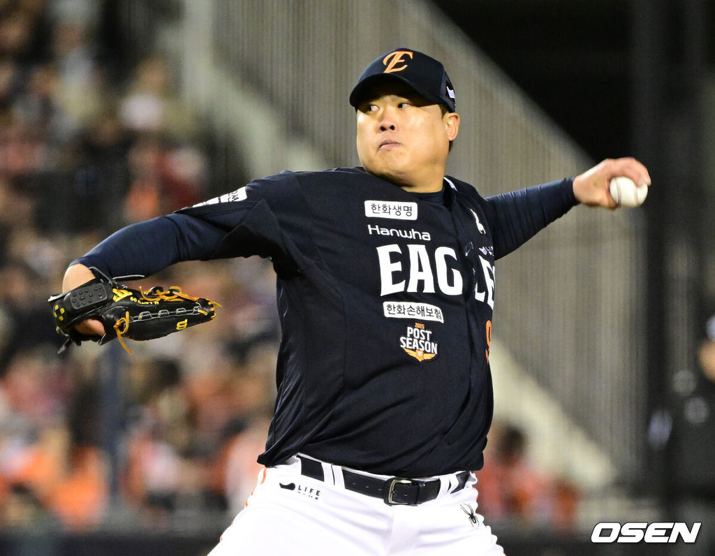 27일 오후 서울 잠실야구장에서 2025 신한 SOL Bank KBO리그 포스트시즌 한국시리즈 2차전 LG 트윈스와 한화 이글스의 경기가 열렸다.LG는 임찬규, 한화는 류현진을 선발 투수로 내세웠다.1회말 무사에서 한화 선발투수 류현진이 역투하고 있다. 2025.10.27 /sunday@osen.co.kr