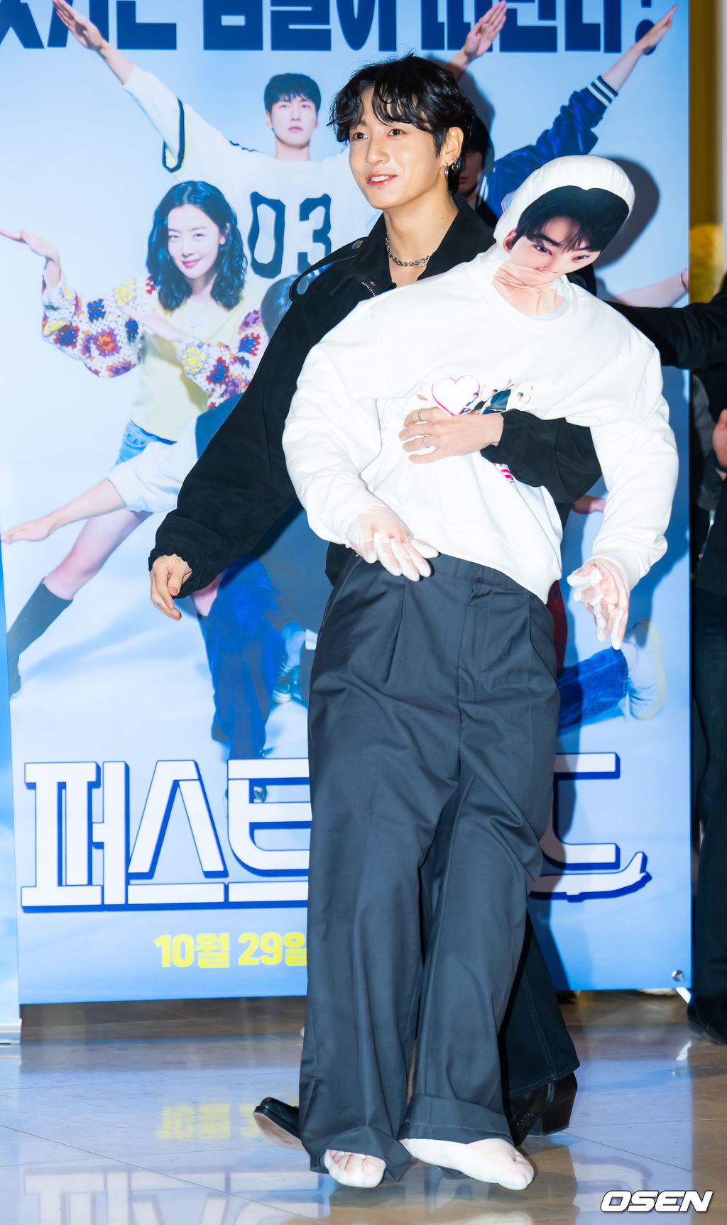 27일 오후 서울 롯데시네마 월드타워 씨네파크에서 영화 '퍼스트 라이드' VIP 시사회 포토월 행사가 열렸다.'퍼스트 라이드'는 끝을 보는 놈 태정(강하늘), 해맑은 놈 도진(김영광), 잘생긴 놈 연민(차은우), 눈 뜨고 자는 놈 금복(강영석), 사랑스러운 놈 옥심(한선화)까지 뭉치면 더 웃긴 24년 지기 친구들이 첫 해외여행을 떠나는 대환장 코미디 영화. 방탄소년단(BTS) 정국이 포토타임을 갖고 있다. 2025.10.27 /rumi@osen.co.kr